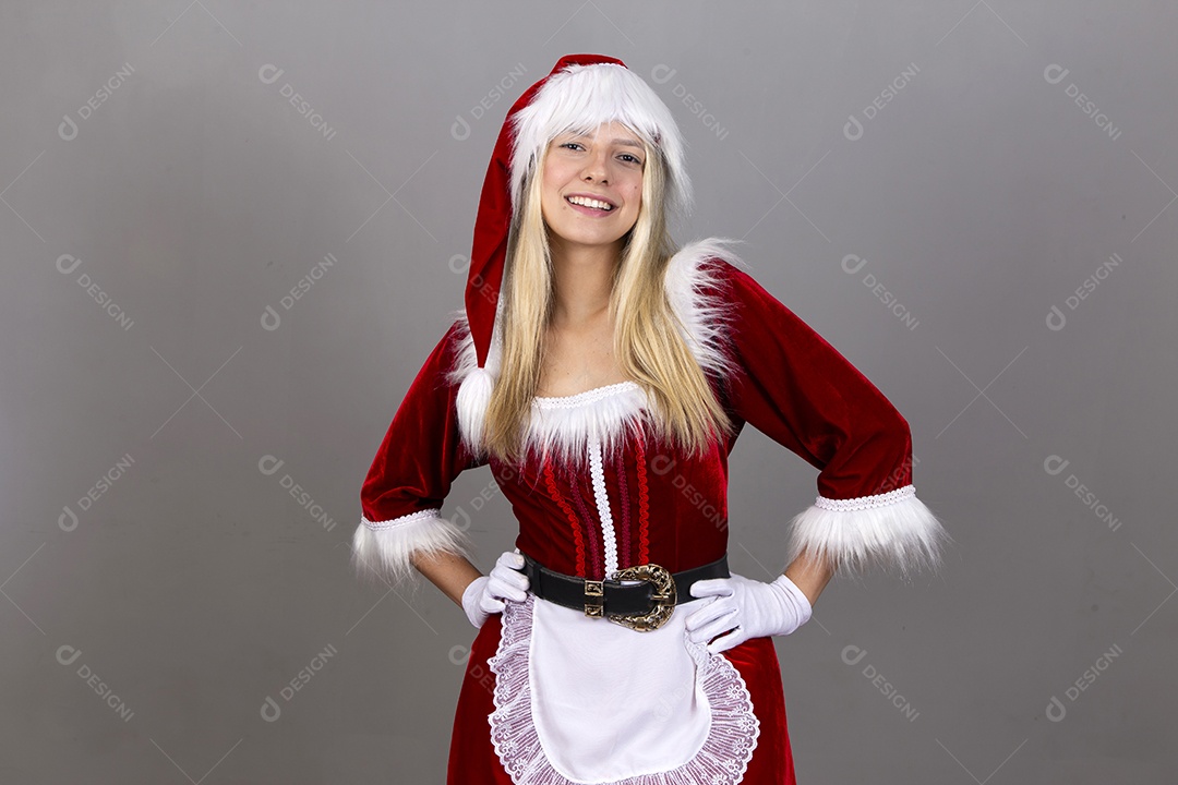 Linda jovem com fantasia de Mamãe Noel