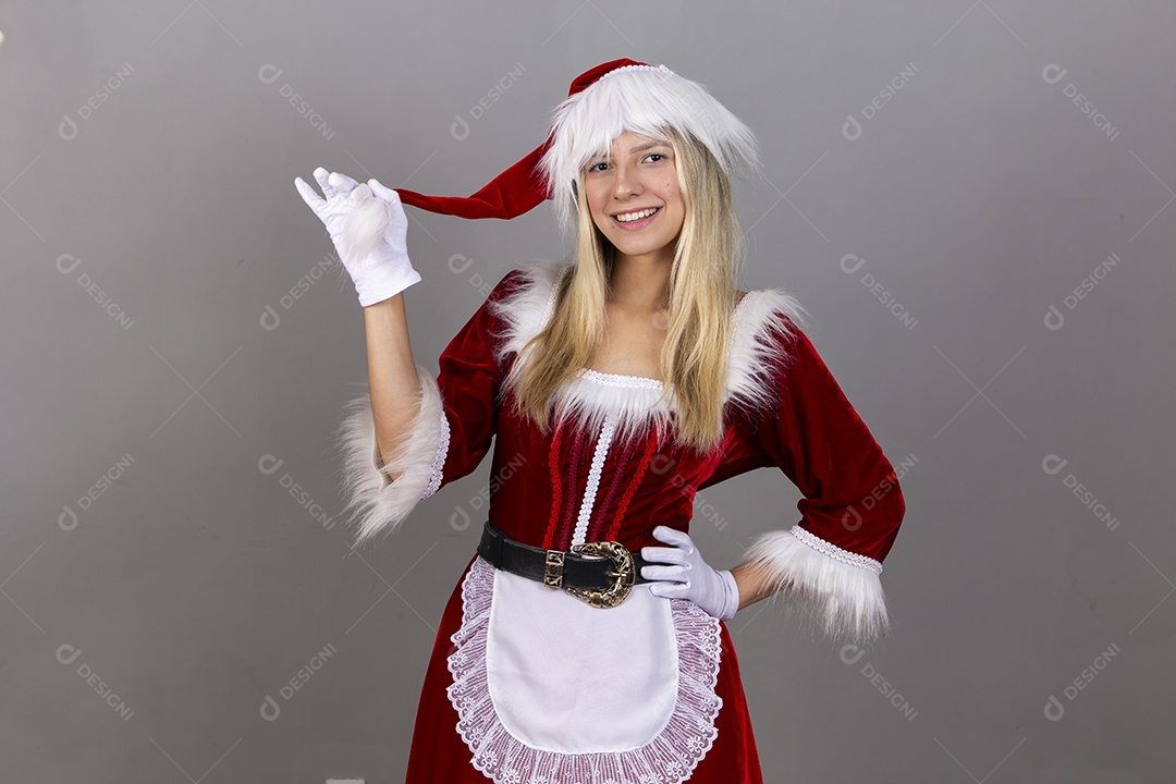 Linda jovem com fantasia de Mamãe Noel