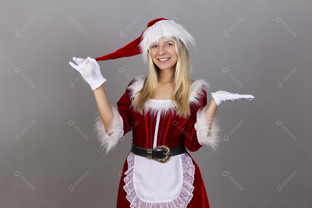 Linda jovem com fantasia de Mamãe Noel