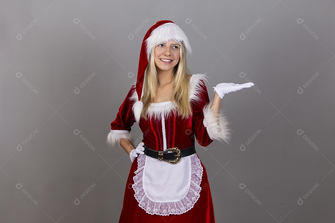 Linda jovem com fantasia de Mamãe Noel