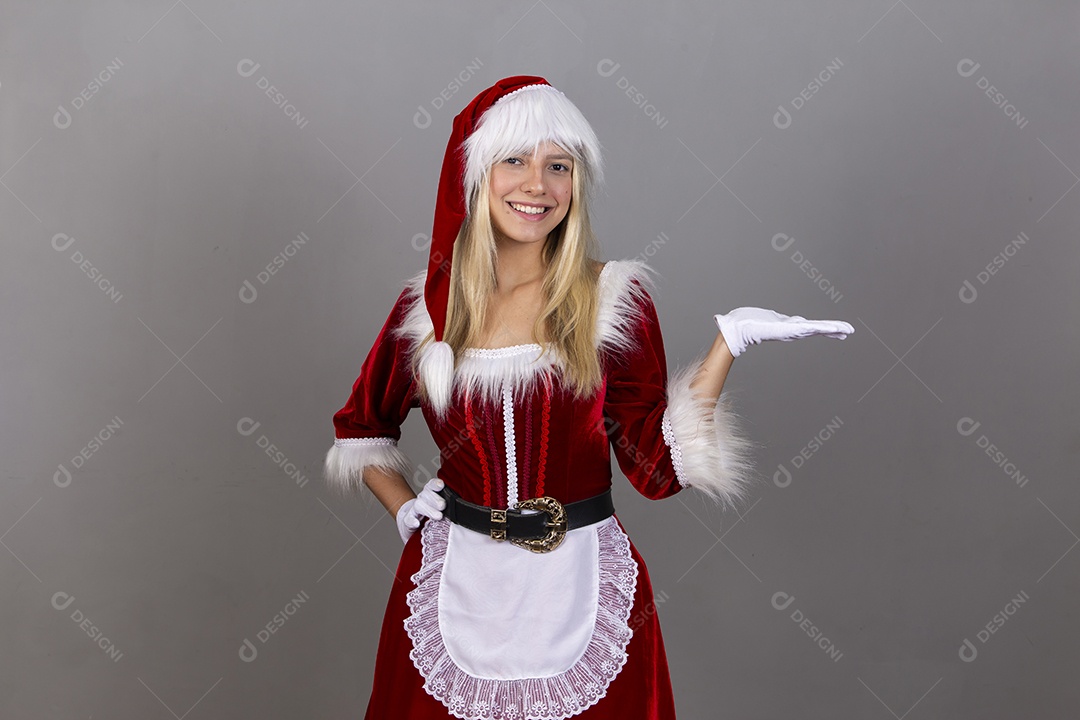 Linda jovem com fantasia de Mamãe Noel