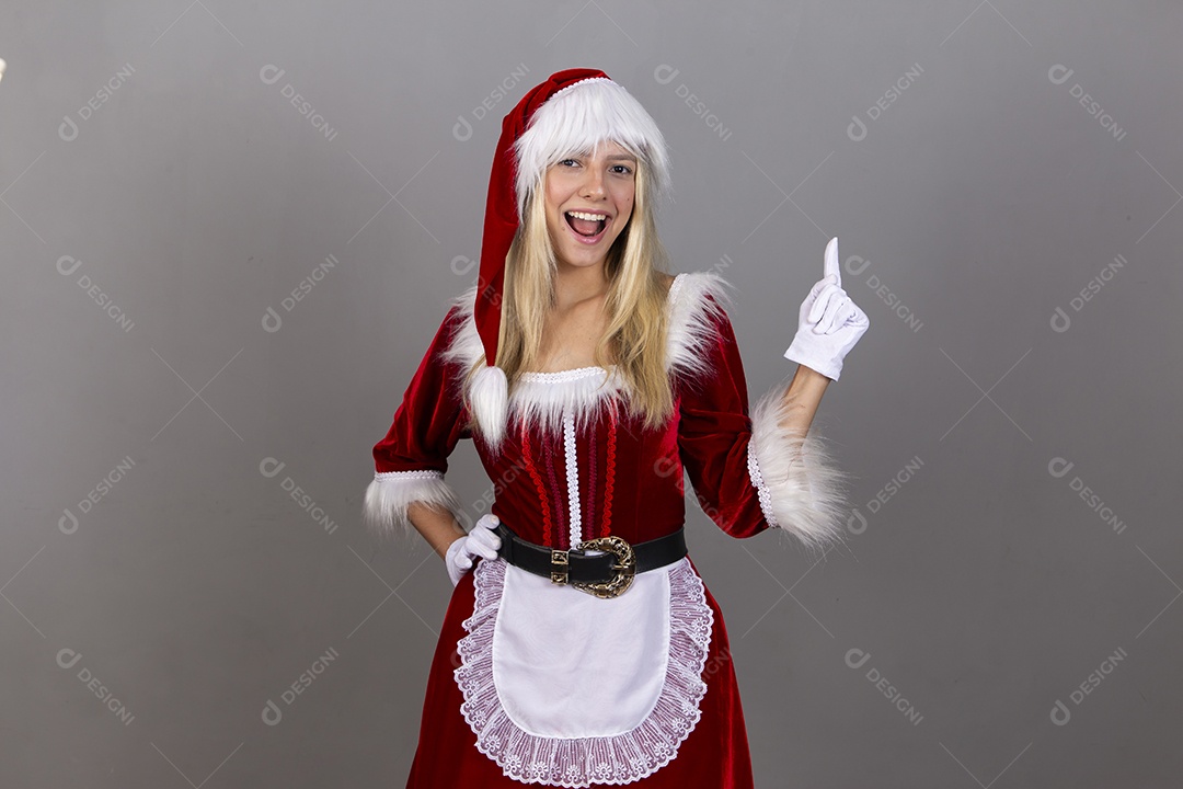 Linda jovem com fantasia de Mamãe Noel