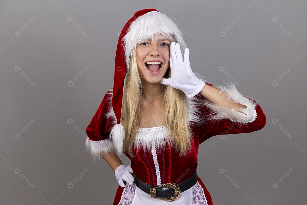 Linda jovem com fantasia de Mamãe Noel