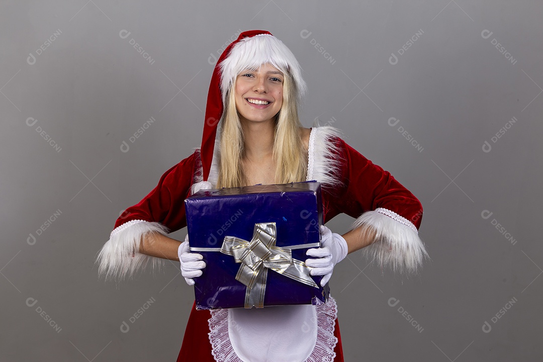 Linda jovem com fantasia de Mamãe Noel