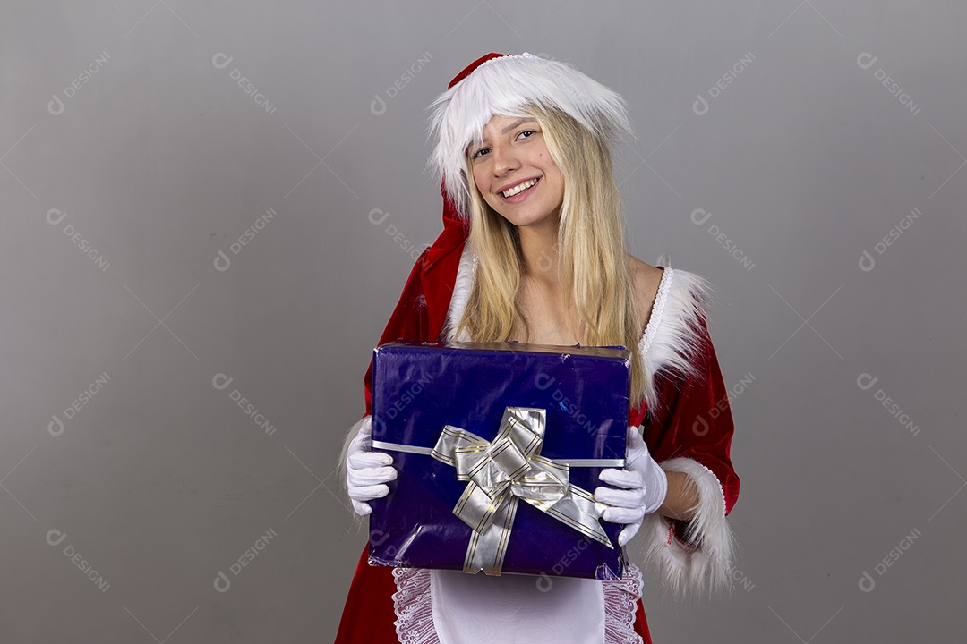 Linda jovem com fantasia de Mamãe Noel