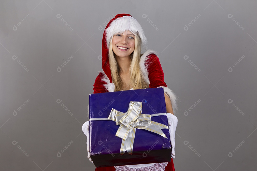 Linda jovem com fantasia de Mamãe Noel