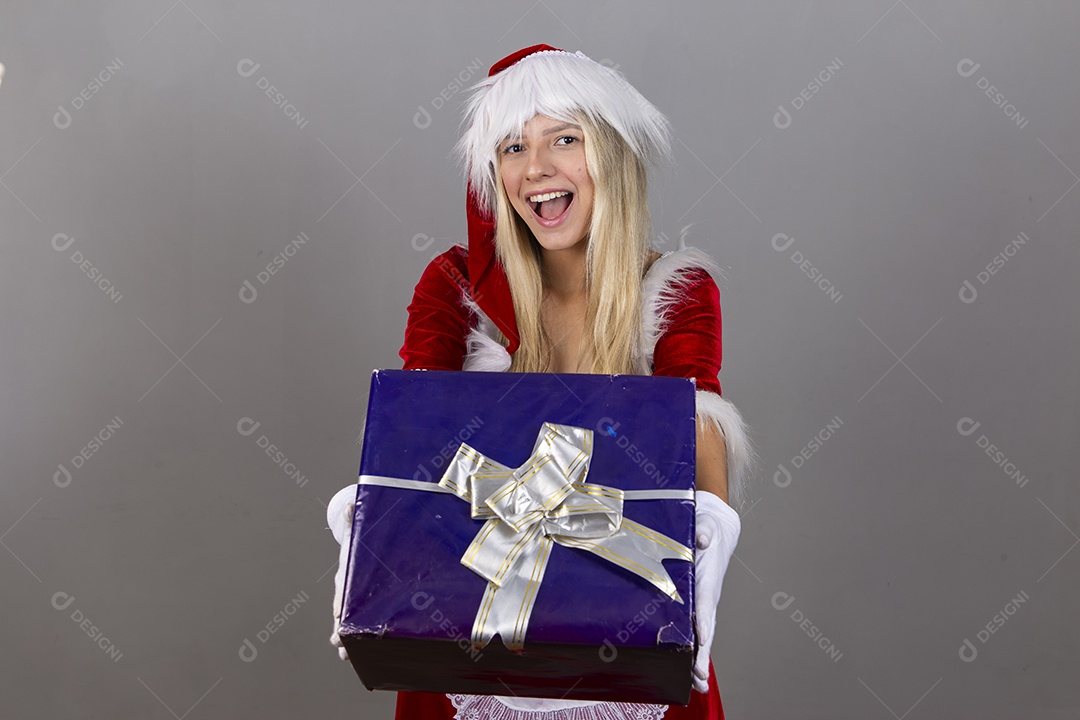 Linda jovem com fantasia de Mamãe Noel