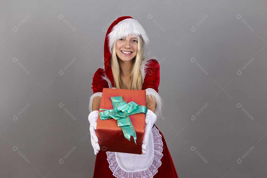 Linda jovem com fantasia de Mamãe Noel