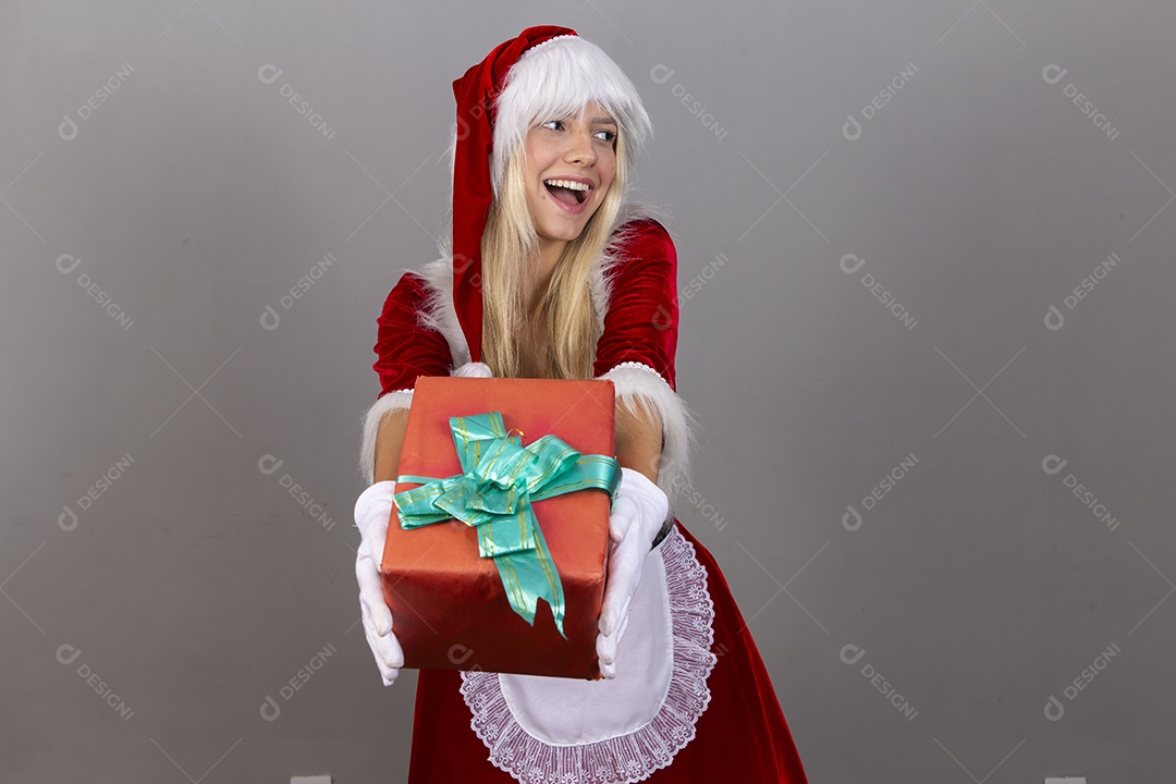 Linda jovem com fantasia de Mamãe Noel