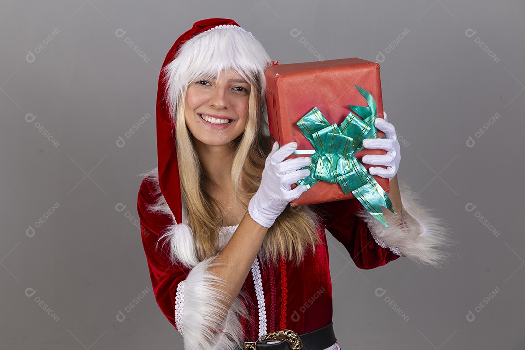 Linda jovem com fantasia de Mamãe Noel