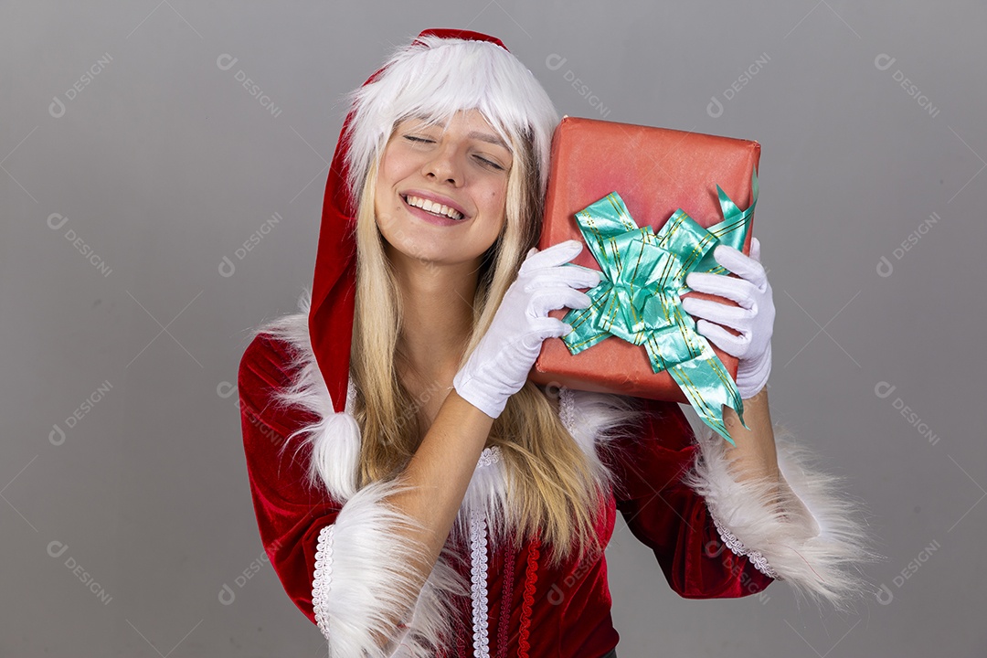 Linda jovem com fantasia de Mamãe Noel