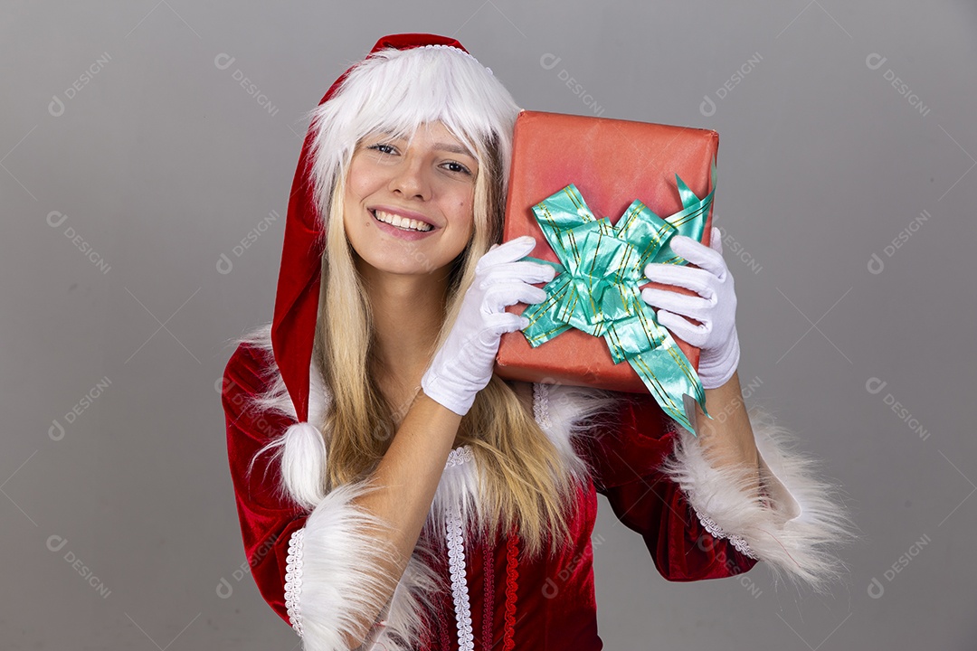 Linda jovem com fantasia de Mamãe Noel