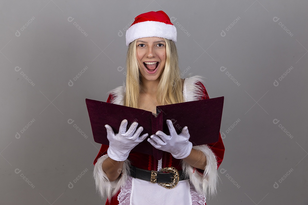 Linda jovem com fantasia de Mamãe Noel