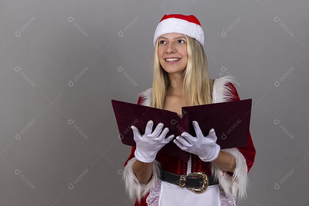 Linda jovem com fantasia de Mamãe Noel