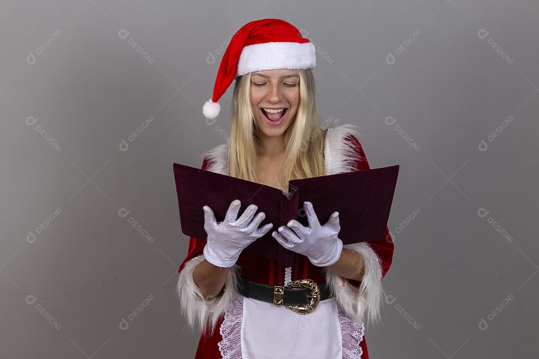 Linda jovem com fantasia de Mamãe Noel