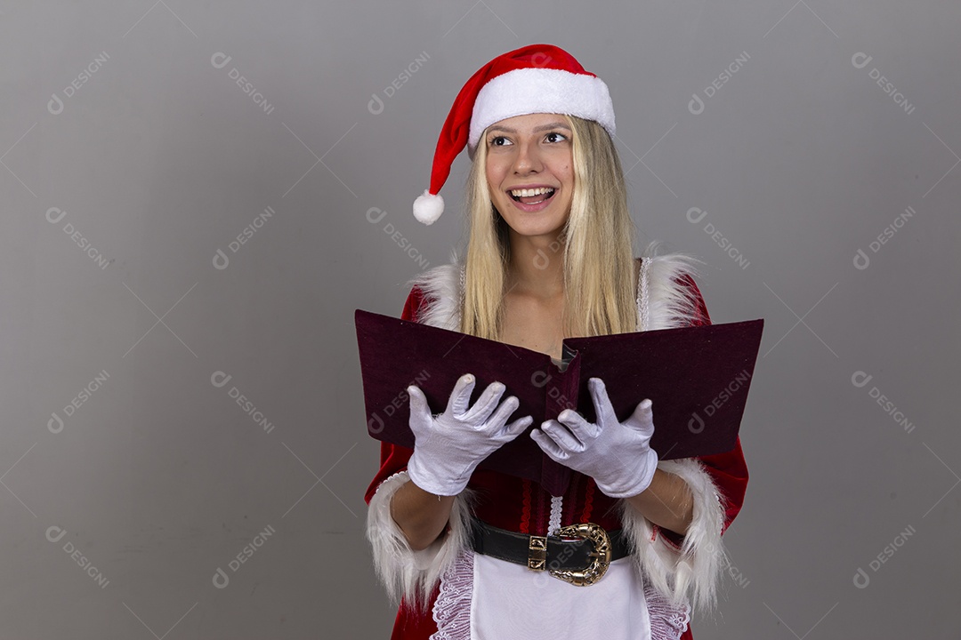 Linda jovem com fantasia de Mamãe Noel