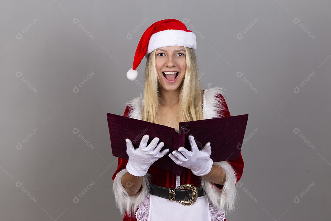 Linda jovem com fantasia de Mamãe Noel