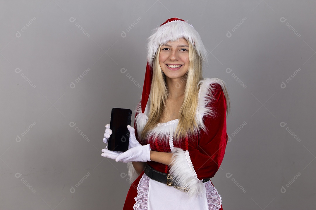 Linda jovem com fantasia de Mamãe Noel