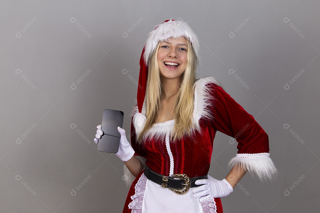 Linda jovem com fantasia de Mamãe Noel