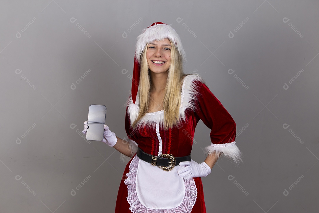 Linda jovem com fantasia de Mamãe Noel