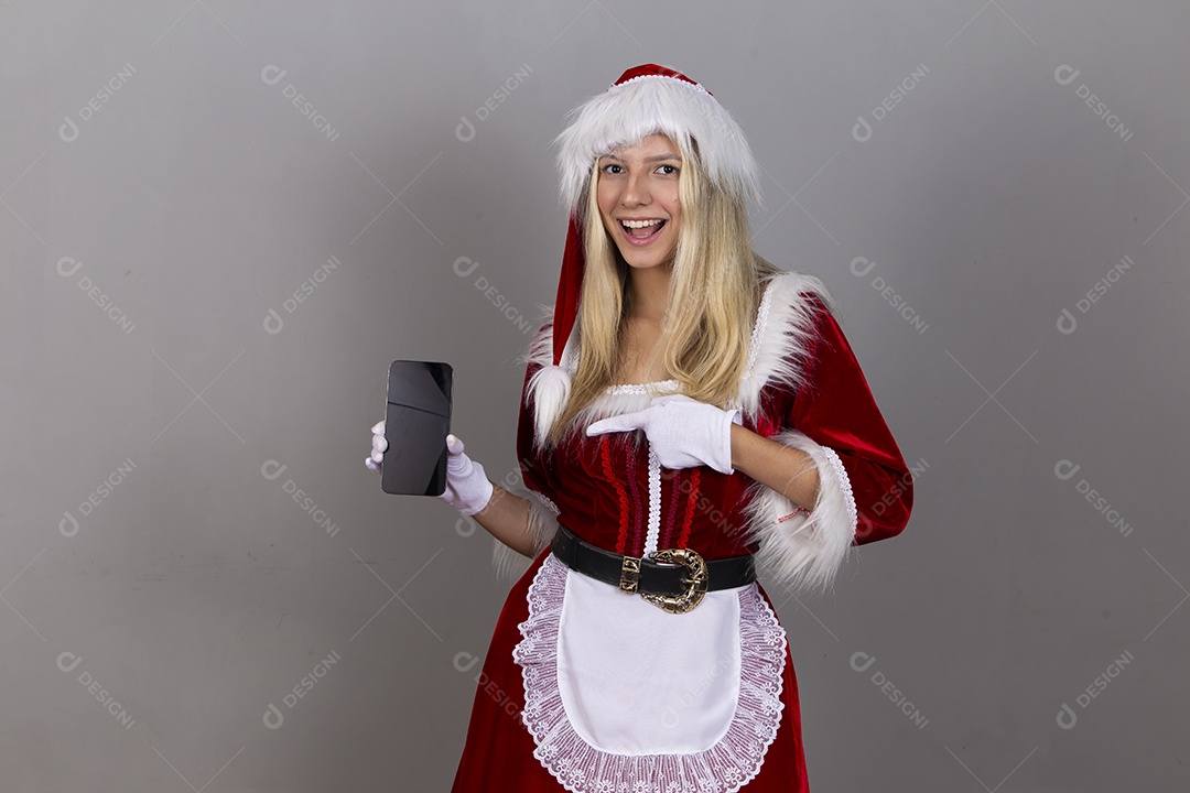 Linda jovem com fantasia de Mamãe Noel