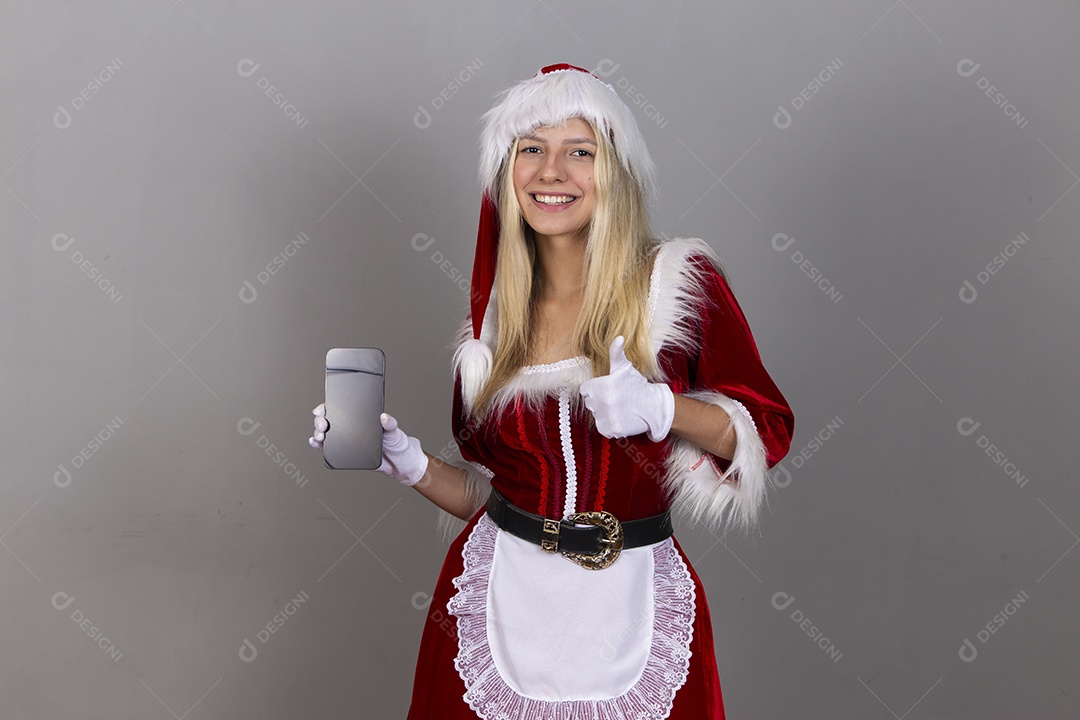 Linda jovem com fantasia de Mamãe Noel