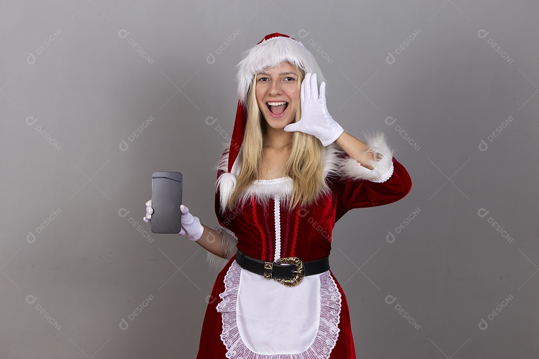 Linda jovem com fantasia de Mamãe Noel