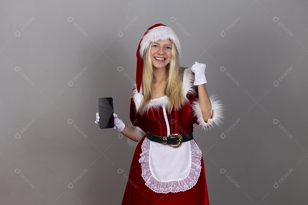 Linda jovem com fantasia de Mamãe Noel