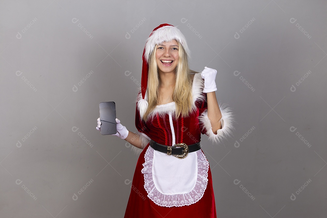 Linda jovem com fantasia de Mamãe Noel