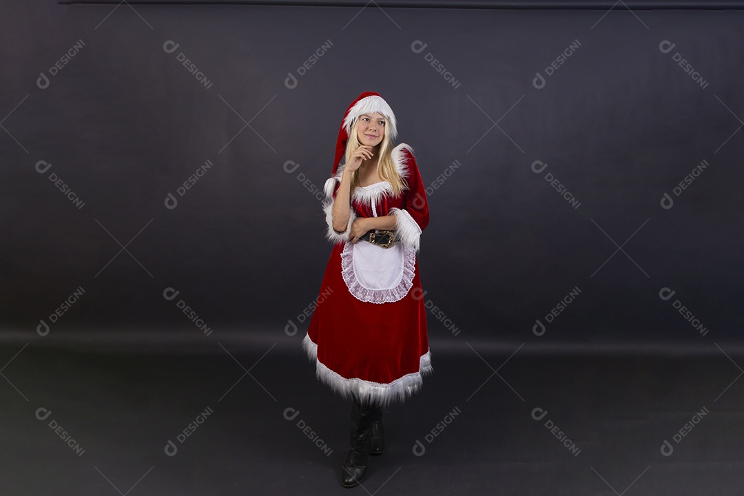 Linda jovem com fantasia de Mamãe Noel