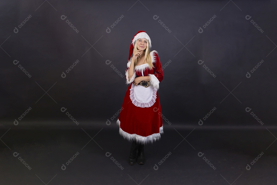 Linda jovem com fantasia de Mamãe Noel