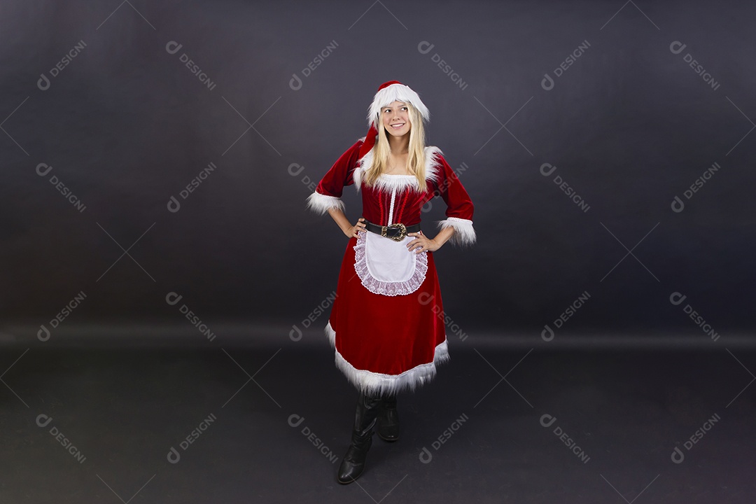 Linda jovem com fantasia de Mamãe Noel