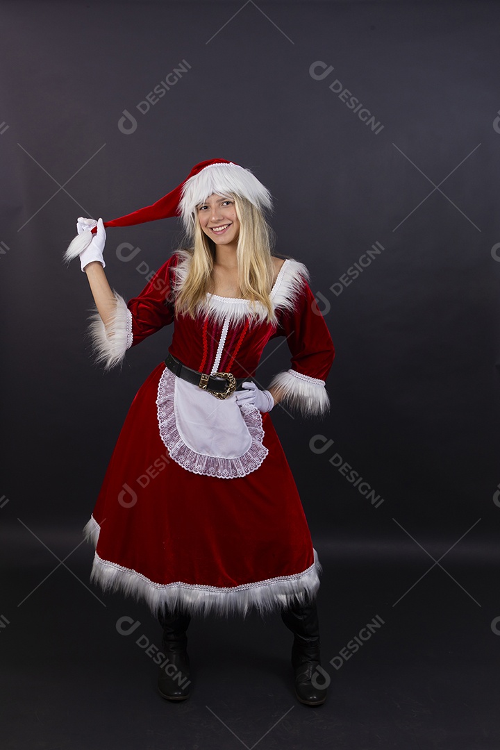 Linda jovem com fantasia de Mamãe Noel