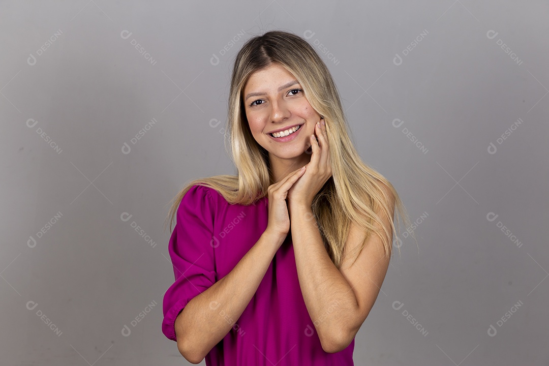 Linda jovem moderna com macacão roxo