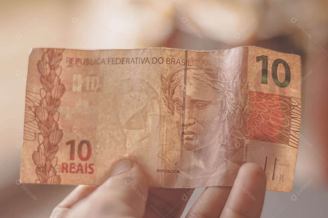 Nota de dez reais, 10 reais em mesa de madeira com luz natural, dinheiro brasileiro, nota de dez reais.