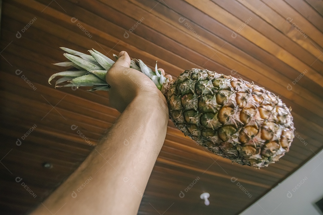 Abacaxi inteiro com parte desfocada, imagem de vista superior com luz natural.