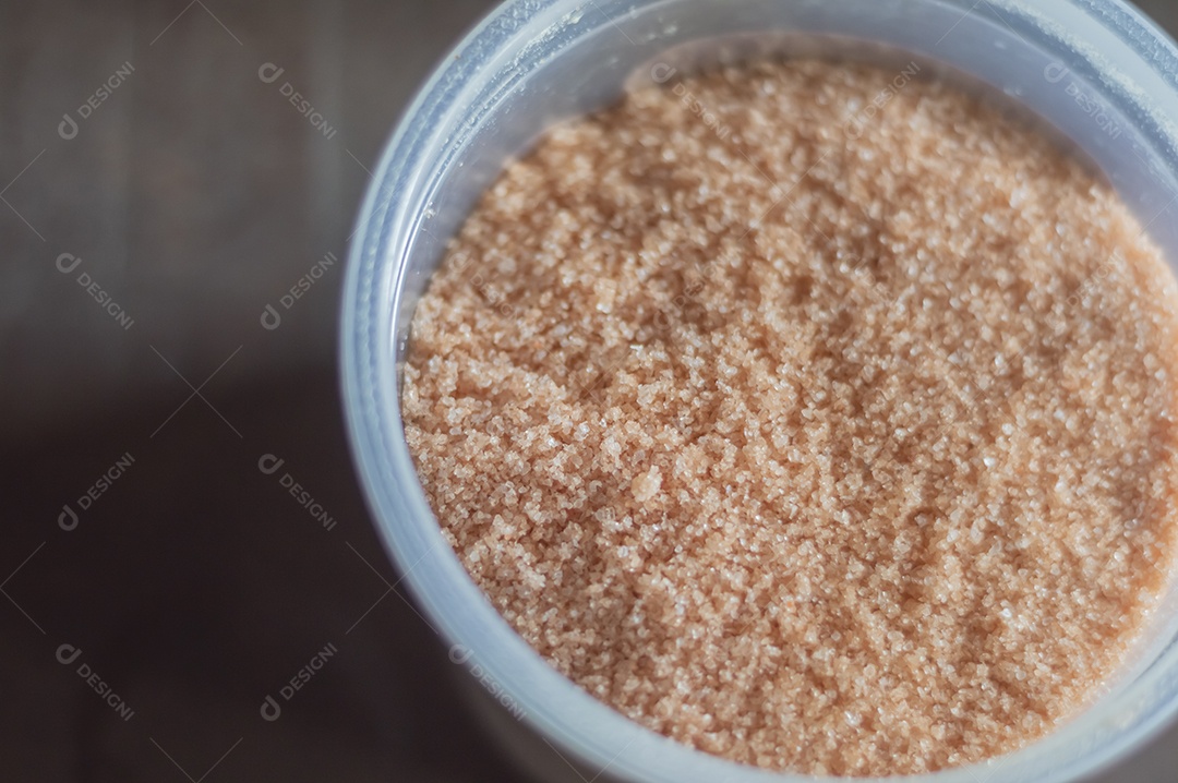 Sal do Himalaia em uma tábua de madeira com luz natural, sal vermelho.