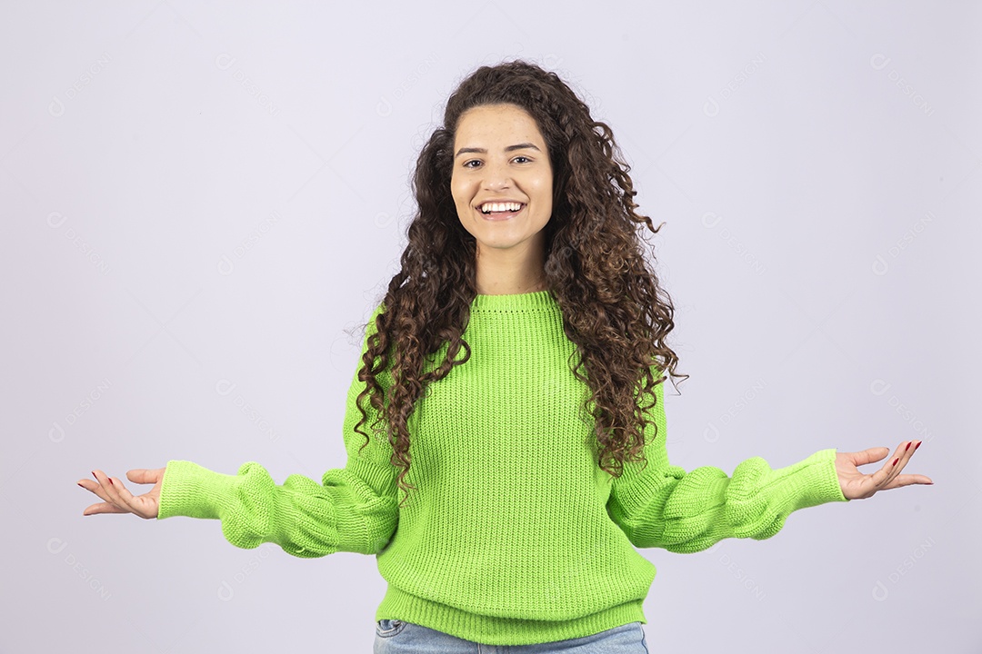 Linda mulher jovem com casaco verde