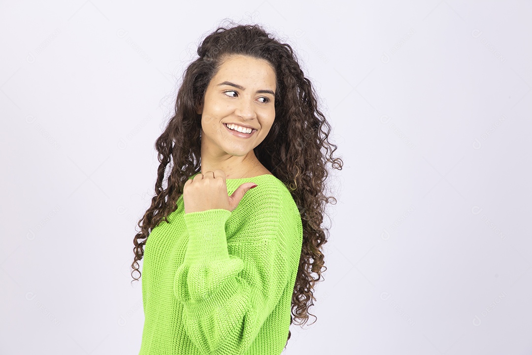 Linda mulher jovem com casaco verde