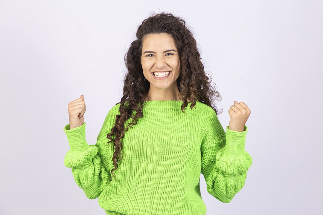 Linda mulher jovem com casaco verde