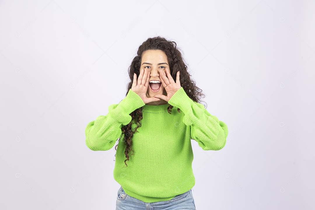 Linda mulher jovem com casaco verde