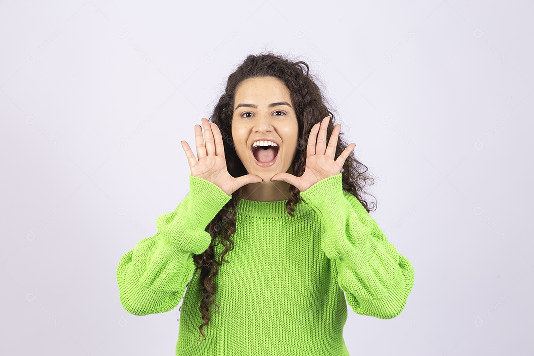 Linda mulher jovem com casaco verde