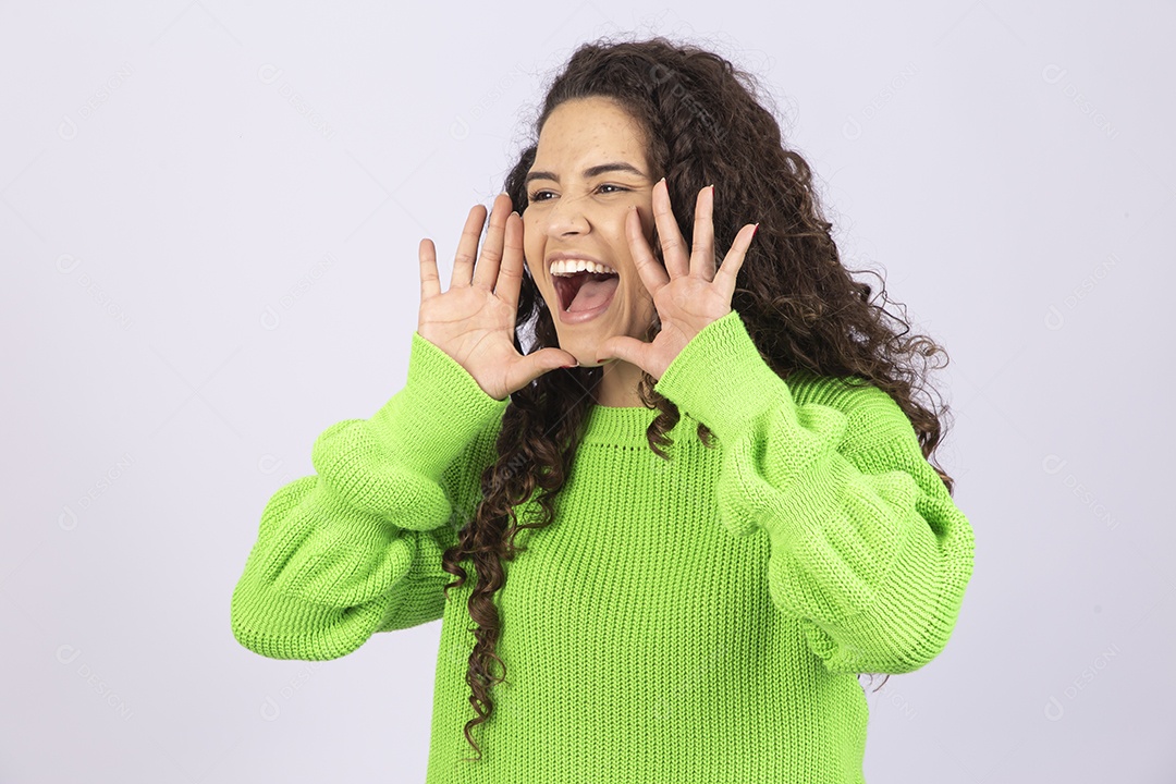 Linda mulher jovem com casaco verde