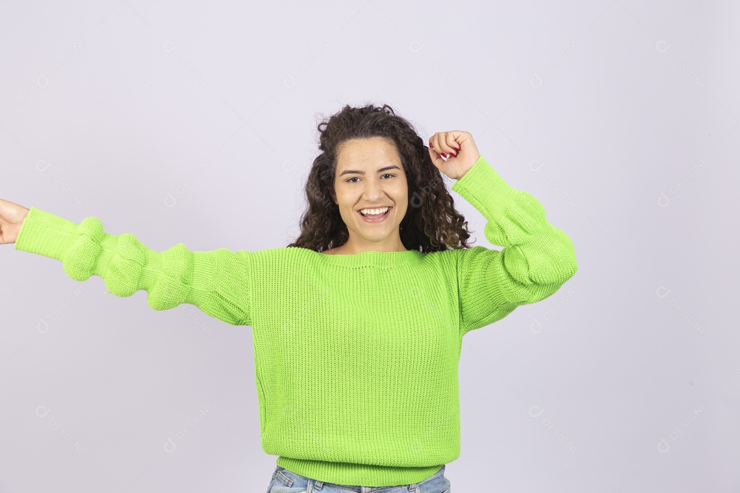 Linda mulher jovem com casaco verde