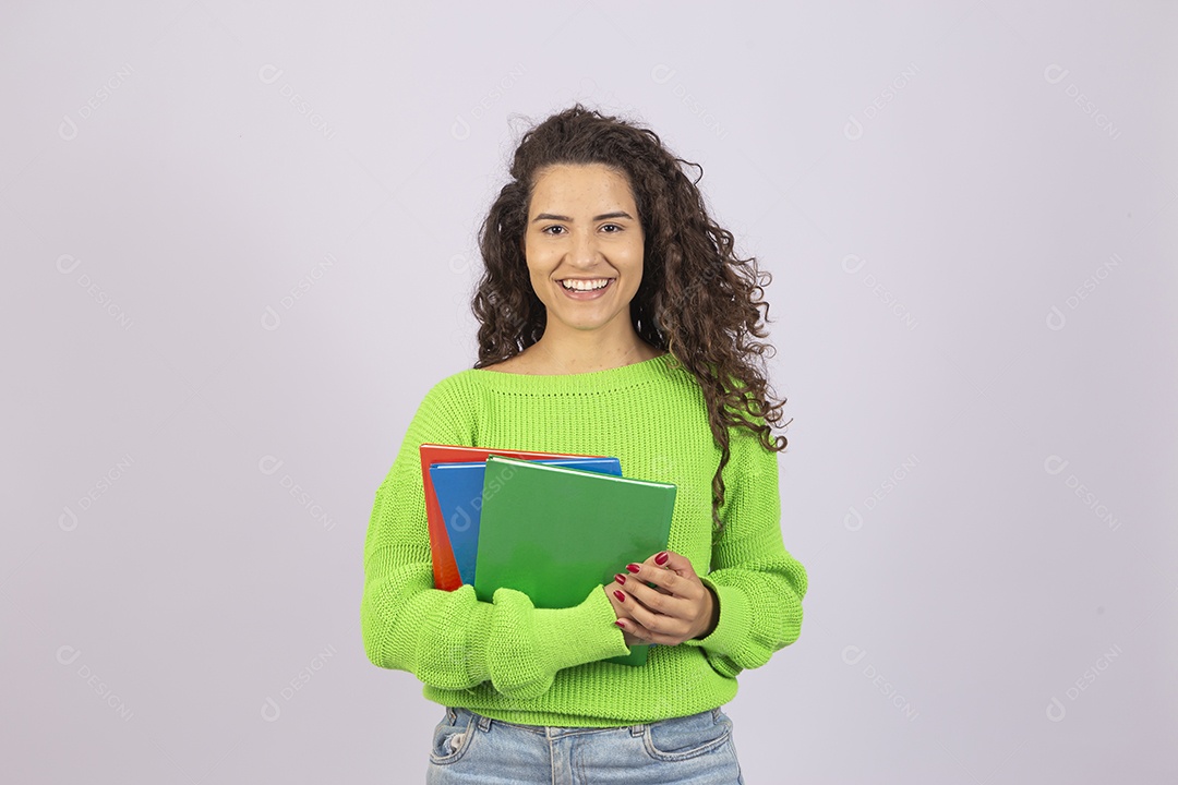 Linda mulher jovem com casaco verde