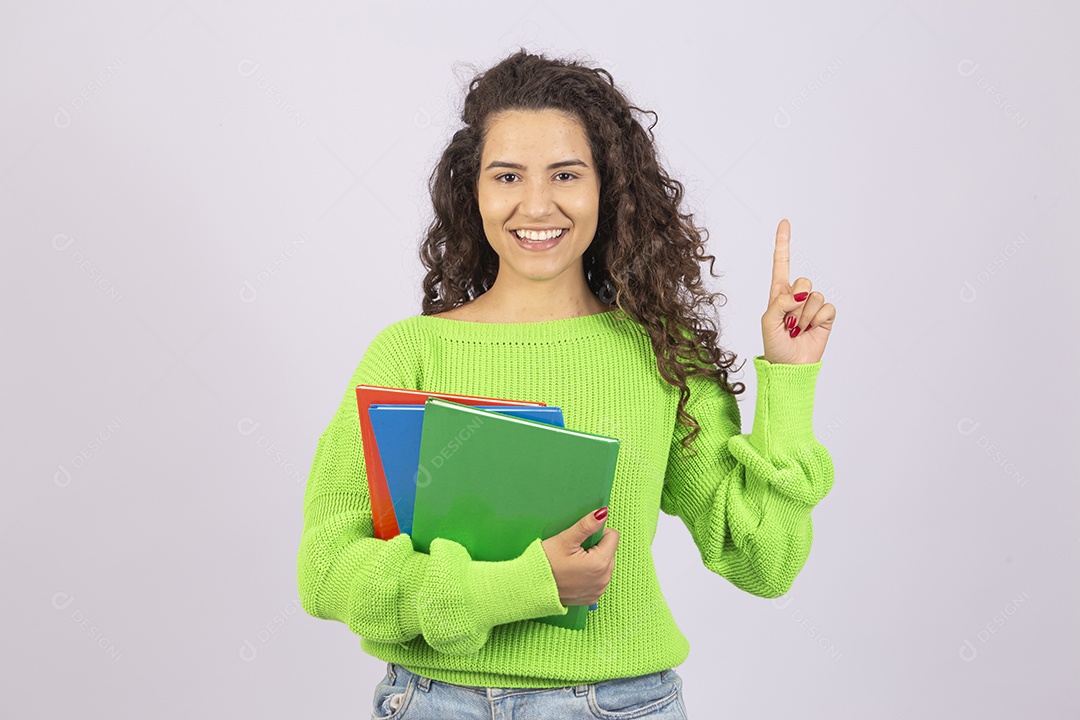 Linda mulher jovem com casaco verde