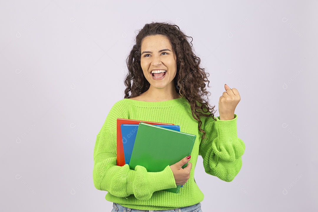 Linda mulher jovem com casaco verde