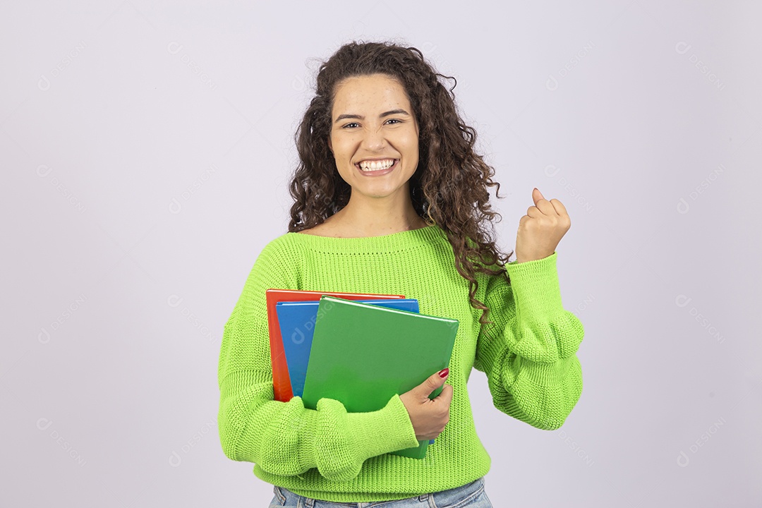 Linda mulher jovem com casaco verde