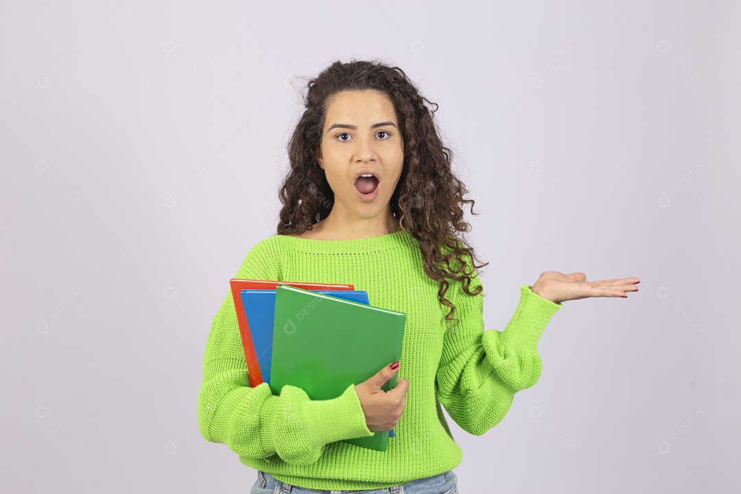 Linda mulher jovem com casaco verde