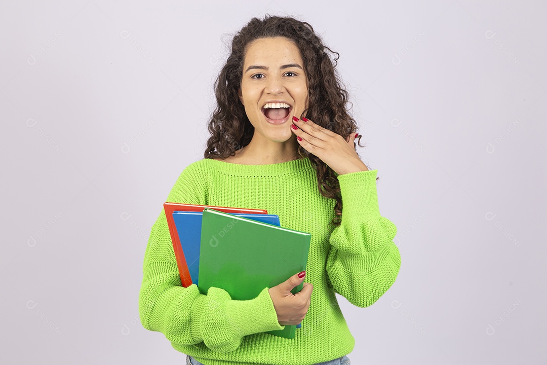 Linda mulher com casaco verde